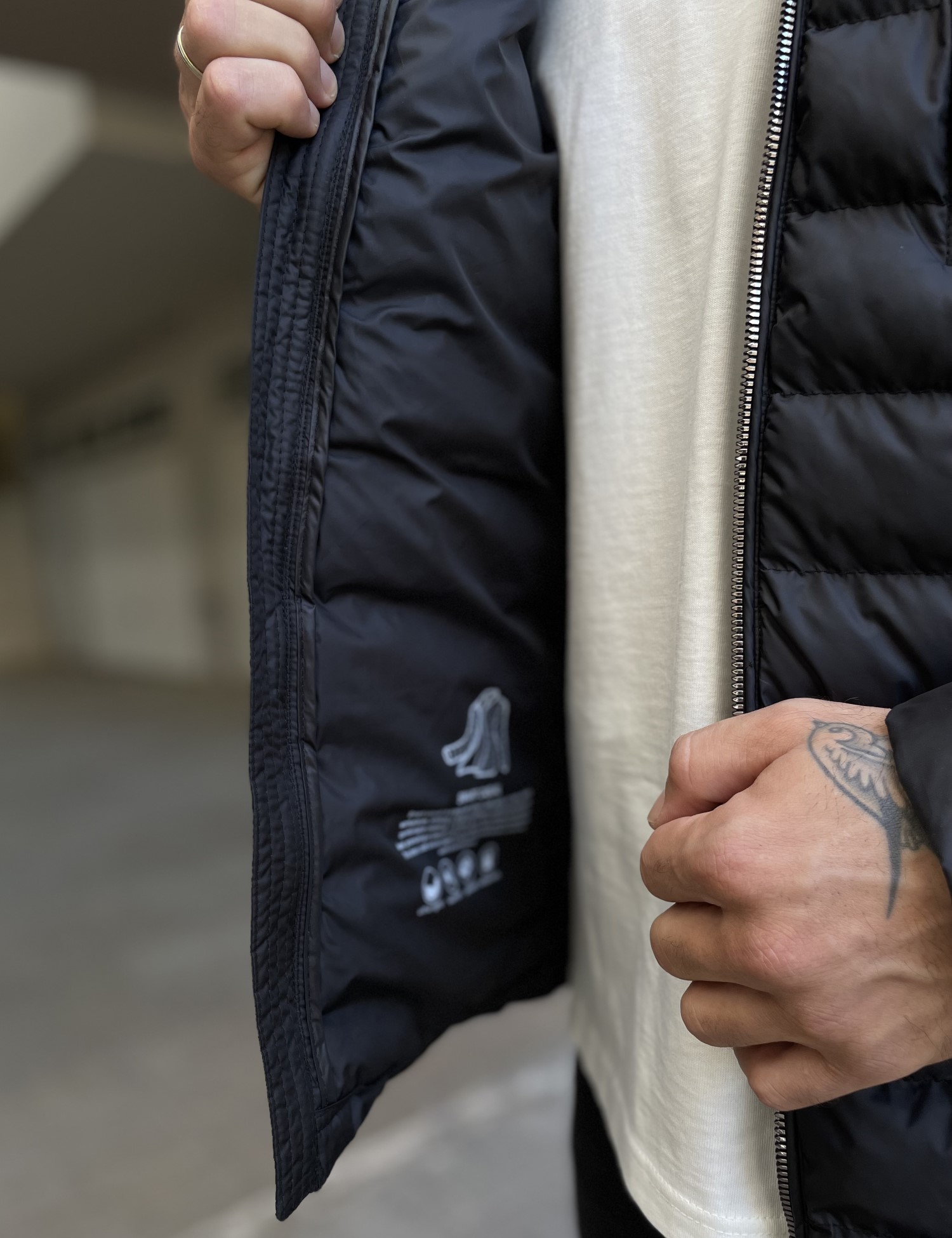 Ανδρικό μαύρο καπιτονέ μπουφάν με αποσπώμενη κουκούλα D3079 φωτογραφία